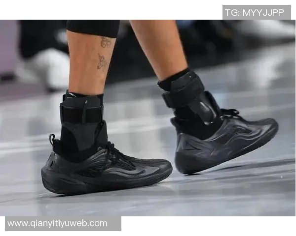 库里穿上李宁蝙蝠侠鞋款引发联手猜测是否将开启新合作篇章