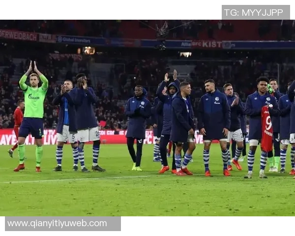 麦肯尼禁区内犹豫不决被断球错失良机